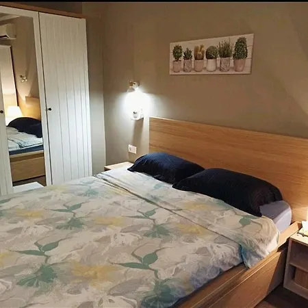 Cozy Meters Away From The Sea Garden Apartment